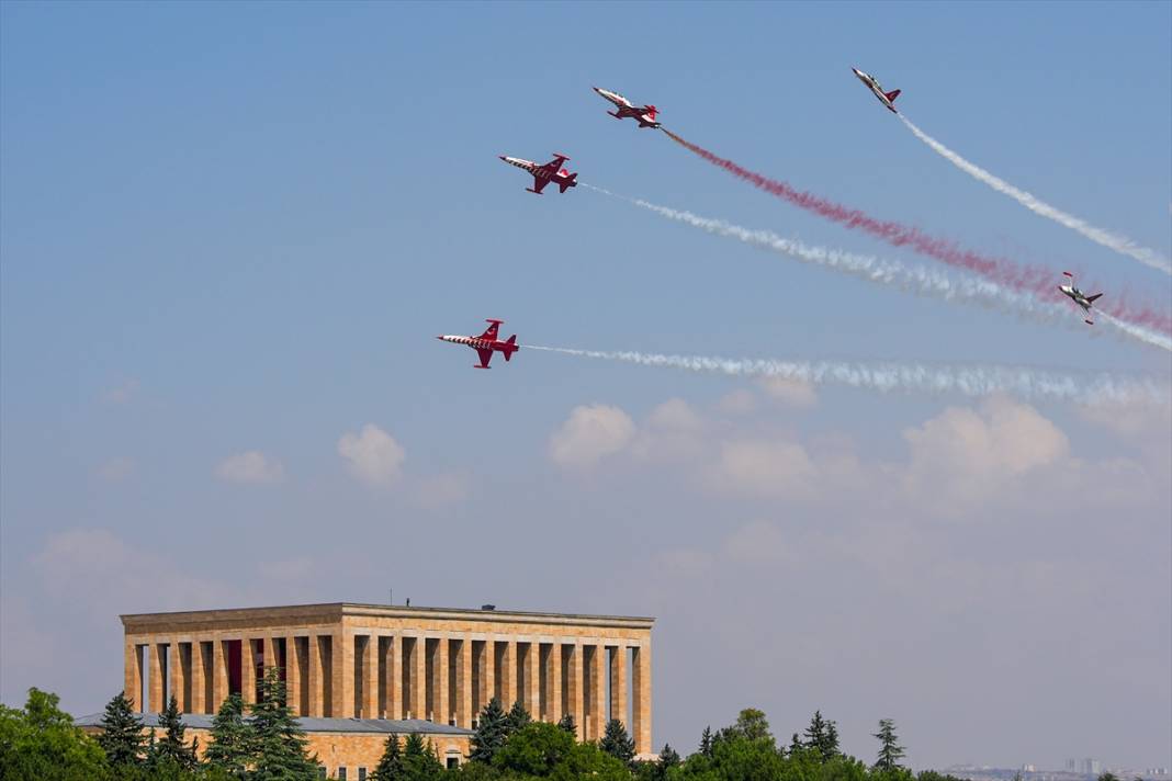 Türk Yıldızları’nın 30 Ağustos uçuşu nefes kesti 34